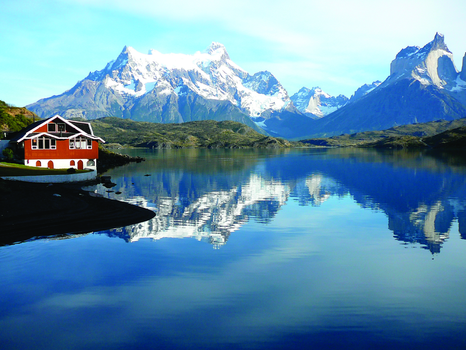 an image of mountain and lake house in Patagonia