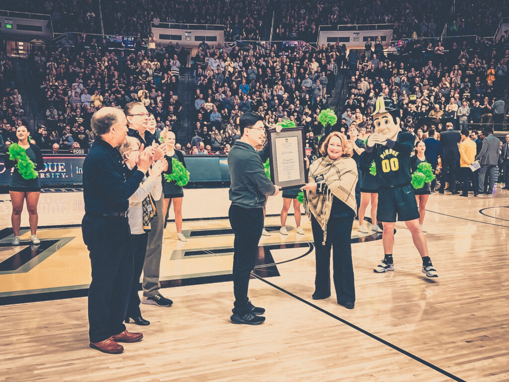 Photo of donor Joy Matson receiving the Pinnacle Award from Purdue President Mung Chiang.