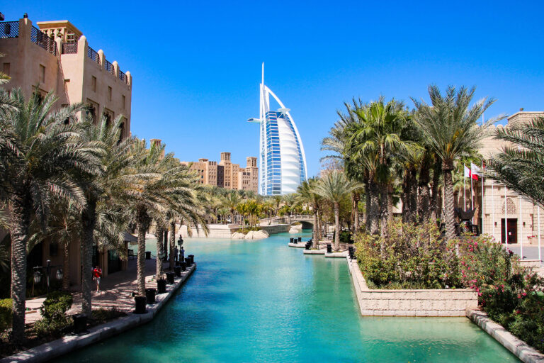 Burj,Al,Arab,Seen,From,Madinat,Jumeirah,,Dubai.
