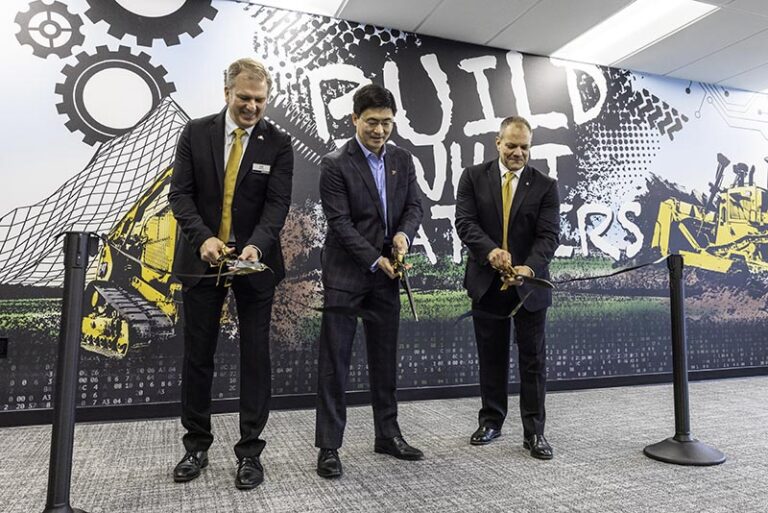 From left, Karl Weiss, senior vice president and chief technology officer at Caterpillar, Purdue President Mung Chiang and Paul Rivera, vice president of LPSD Operations, Caterpillar’s Lafayette Plant, take part in the opening of Caterpillar’s office in Convergence Center. (Purdue University photo)